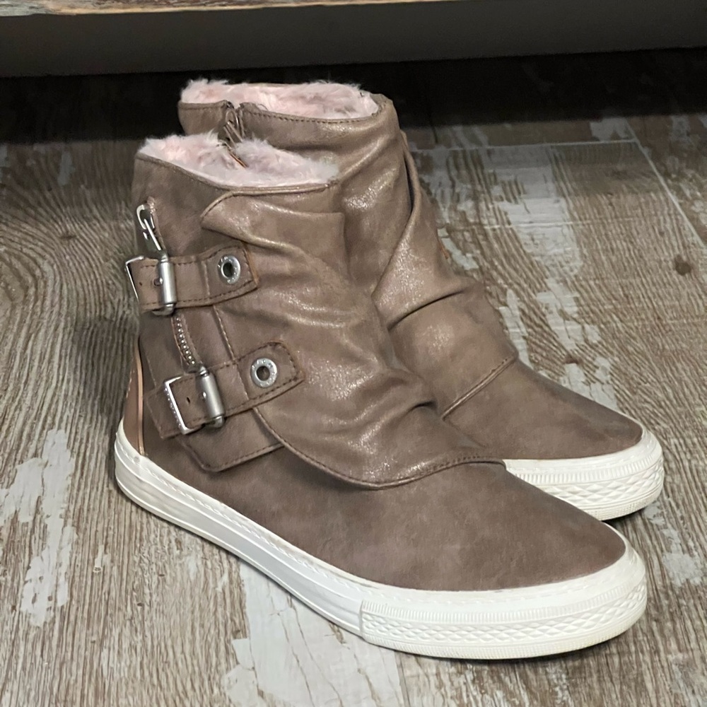 EUC!Blowfish fur lined ankle boots like New!